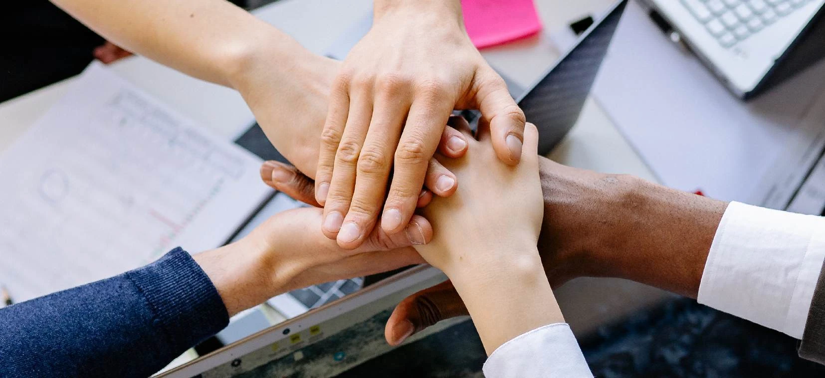 Equipe unindo as mãos, imagem publicada na edição 12