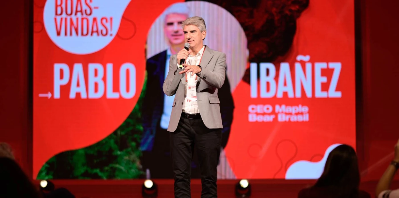 Pablo Ibañez falando ao microfone em evento da Maple Bear